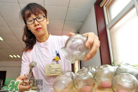 冬天拔罐好還是刮痧好？冬天刮痧和拔罐哪個(gè)效果好？