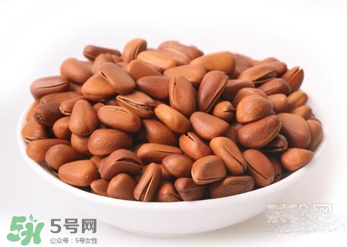 松子和核桃哪個(gè)營養(yǎng)價(jià)值更高？松子和核桃哪個(gè)更容易發(fā)胖？