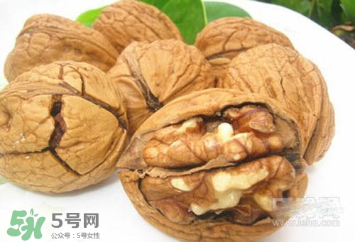 松子和核桃哪個(gè)營養(yǎng)價(jià)值更高？松子和核桃哪個(gè)更容易發(fā)胖？