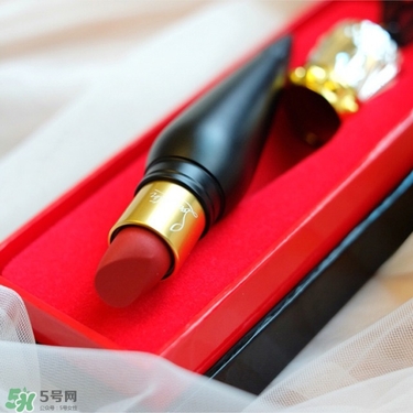 cl黑管口紅和金管有什么區(qū)別？cl黑管和cl金管哪個(gè)好？