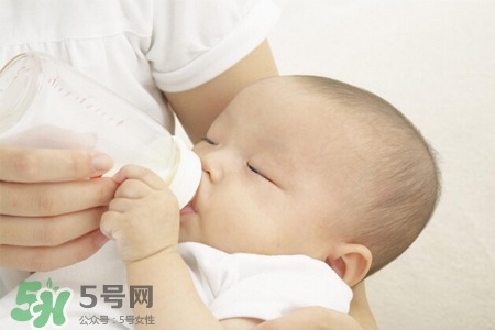 喂母乳為什么會胸部下垂？正確哺乳不會導(dǎo)致胸部下垂