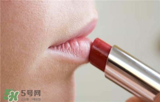 防曬唇膏要卸妝嗎？防曬唇膏晚上可以用嗎？