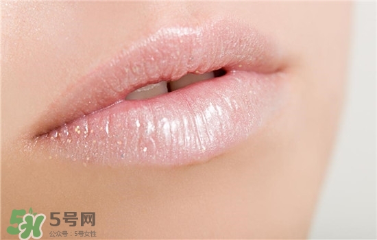 防曬唇膏要卸妝嗎？防曬唇膏晚上可以用嗎？