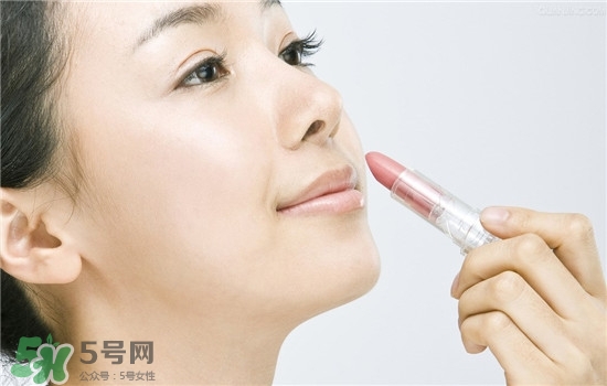 防曬唇膏要卸妝嗎？防曬唇膏晚上可以用嗎？