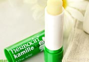 小甘菊唇膏小孩能用嗎？herbacin賀本清小甘菊唇膏小孩可以用嗎？