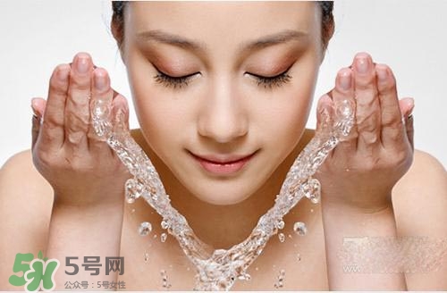 封閉性粉刺用什么洗臉？封閉性粉刺怎么洗臉？