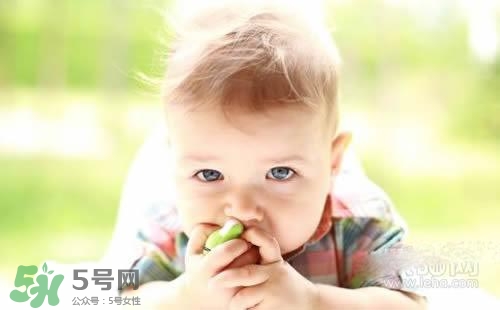 寶寶喜歡咬下嘴唇是怎么回事？寶寶喜歡咬下嘴唇怎么辦？