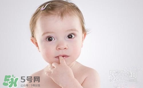 寶寶喜歡咬下嘴唇是怎么回事？寶寶喜歡咬下嘴唇怎么辦？