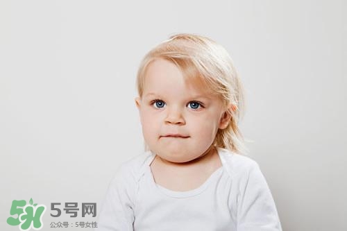 寶寶喜歡咬下嘴唇是怎么回事？寶寶喜歡咬下嘴唇怎么辦？