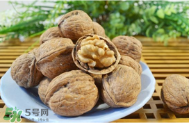 核桃皮發(fā)黑是怎么回事？核桃皮是黑色的能吃嗎？