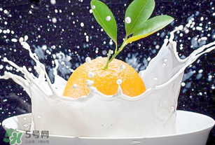 吃完橙子可以喝牛奶嗎？吃完橙子多久能喝牛奶？