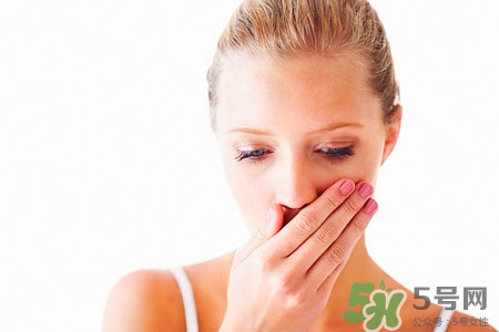 口臭掛什么科室？口臭去哪個(gè)科看?。?></p><h4>4、保持口腔清潔干凈：</h4><p>每天吃飯的食物的殘?jiān)窃斐煽诔舻闹匾蛑?，養(yǎng)成良好的口腔衛(wèi)生習(xí)慣很重要。早晚刷牙之外，每餐飯后，盡量漱口來清除食物殘?jiān)埠苤匾?，如果?yán)重口臭，建議每餐刷牙清潔口腔。盡量保持口腔干凈是解決口臭的前提條件。</p><h4>5、可以嘗試一些偏方小竅門：</h4><p>比如花生去口臭，就是去皮的花生煮開，喝水；還有桔子皮甘草白糖水，就是把這些拿開水沖服，日常當(dāng)茶喝，也很不錯(cuò)；還有前面提到的茶葉，除了喝茶，還可以把茶葉放口里咀嚼，最好茶水漱口，效果更佳；最后，還有一個(gè)就是淘米水漱口，每天把淘米的水留著早晚漱口用，方便實(shí)惠。</p><h4>6、去檢查調(diào)節(jié)人體內(nèi)分泌：</h4><p>俗話說，治標(biāo)還得治本，人體內(nèi)分泌的失調(diào)會(huì)引起人體很多生理機(jī)能的失調(diào)，主要內(nèi)在的調(diào)理，找到其口臭的根本原因，去醫(yī)院檢查，聽從醫(yī)生的知道，合理鍛煉與調(diào)節(jié)人體內(nèi)分泌，提供人體免疫了，自然口臭就會(huì)根除了。</p> </div>
<div align=