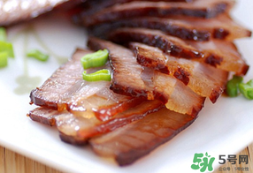 腌肉一斤放多少鹽？腌肉用什么鹽？