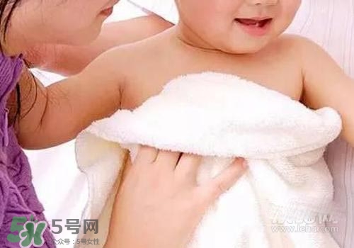 寶寶拉肚子發(fā)燒39度會(huì)燒壞腦子嗎？寶寶拉肚子發(fā)燒39度怎么辦？