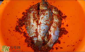 腌魚(yú)可以放白酒嗎？腌魚(yú)可以放料酒嗎？
