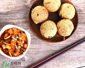 豆腐丸子要用面粉嗎？做豆腐丸子是用面粉還是淀粉？