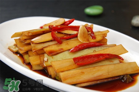 酸蘿卜用陳醋還是白醋？泡酸蘿卜白醋和水比例
