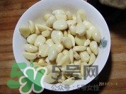 臘八蒜要放鹽嗎？臘八蒜要放多少鹽比例是多少？