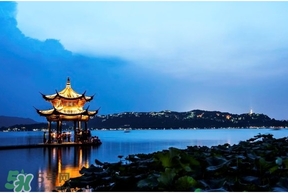 杭州春節(jié)穿什么衣服？過(guò)年春節(jié)去杭州穿什么？