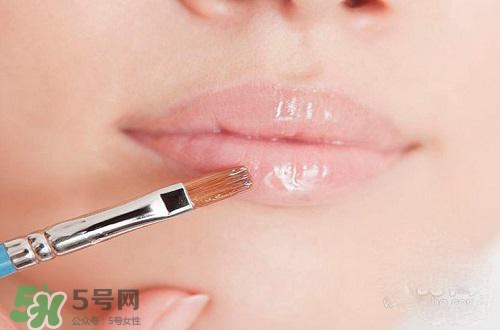 嘴唇干裂涂蜂蜜有用嗎？怎樣用蜂蜜改善嘴唇干裂？