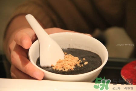 芝麻糊可以加蜂蜜嗎？芝麻糊和蜂蜜能一起吃嗎？