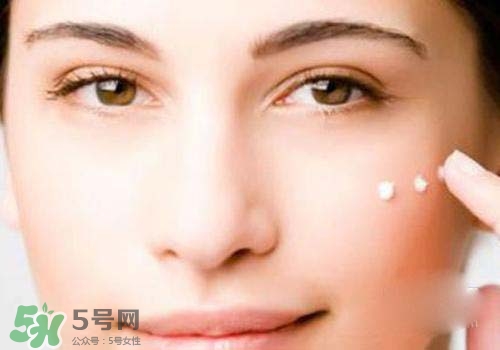 妝前乳是粉底液嗎？妝前乳和粉底液的區(qū)別