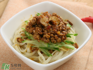 減肥可以吃炸醬面嗎？減肥期間吃炸醬面會胖嗎？