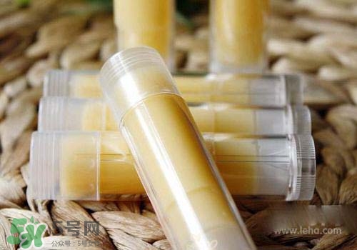 潤(rùn)唇膏可以增長(zhǎng)睫毛嗎？潤(rùn)唇膏怎樣增長(zhǎng)睫毛？