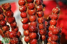 做糖葫蘆的紅色是什么？糖葫蘆外面紅色的是色素嗎？