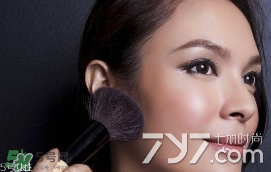 修容膏和修容粉哪個(gè)好用？新手用修容粉好還是膏好？