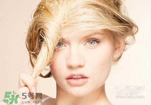 染發(fā)前可以洗頭嗎？染發(fā)前洗頭好還是不洗頭好？