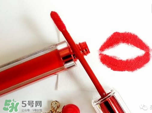 涂唇釉嘴唇干是怎么回事？涂唇釉嘴唇干怎么辦？