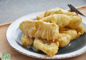 炸香蕉外面包裹的是什么？炸香蕉放面粉好還是淀粉？