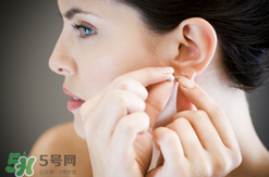 一次性耳釘怎么取下來？一次性耳釘多久取下來？