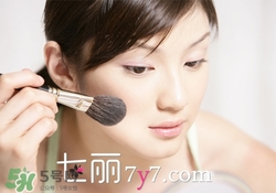 粉底液會(huì)浮粉是怎么回事？粉底液浮粉的原因