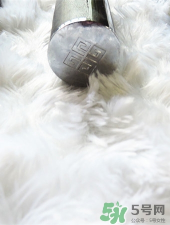 紀(jì)梵希小羊皮是啞光嗎？紀(jì)梵希小羊皮干不干？
