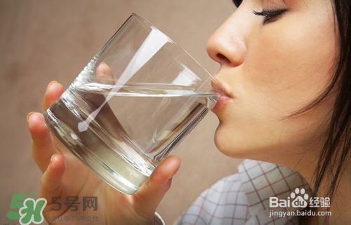 嘴唇干燥是什么原因？嘴唇干裂脫皮怎么辦？