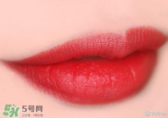 啞光口紅和珠光口紅哪個(gè)好？啞光口紅和珠光區(qū)別