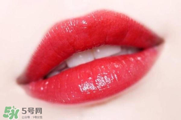ysl鏡面唇釉和黑管唇釉哪個(gè)好？ysl鏡面唇釉和黑管唇釉區(qū)別