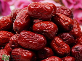 紅棗外面白色的是什么？紅棗上面有一層白的是什么東西？