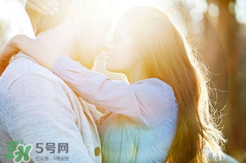 男人接吻時在想什么？男人接吻為什么伸舌頭
