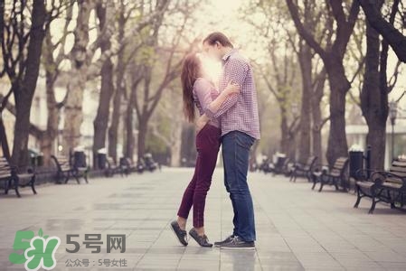 男人接吻時在想什么？男人接吻為什么伸舌頭
