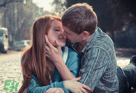 女人第一次到底有多痛？女人第一次性生活流血多久