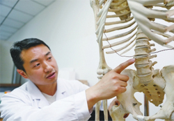 骨質(zhì)疏松會(huì)出現(xiàn)背痛嗎？骨質(zhì)疏松會(huì)引起后背疼嗎？