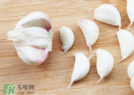 大蒜爛了一點還能吃嗎？大蒜爛根是怎么回事？