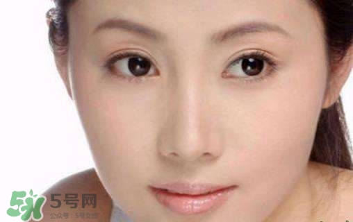 鼻子上擠出來的白色東西是什么？鼻子上的白色顆粒是什么？
