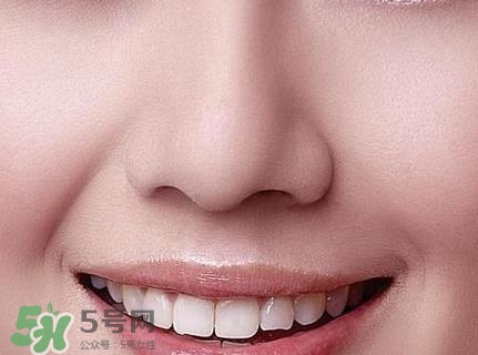 鼻子上擠出來的白色東西是什么？鼻子上的白色顆粒是什么？