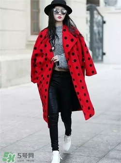 紅色衣服配什么顏色褲子？紅色衣服配什么褲子好看？