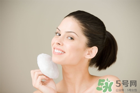 皮膚過敏能洗冷水澡嗎？過敏用冷水還是熱水洗澡？