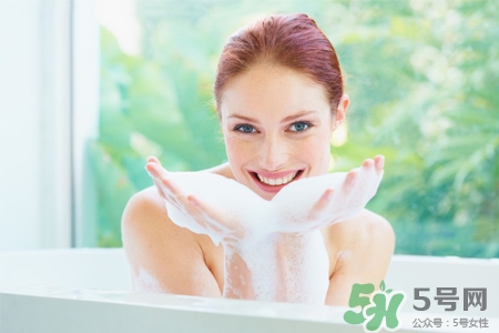 皮膚過敏能洗冷水澡嗎？過敏用冷水還是熱水洗澡？